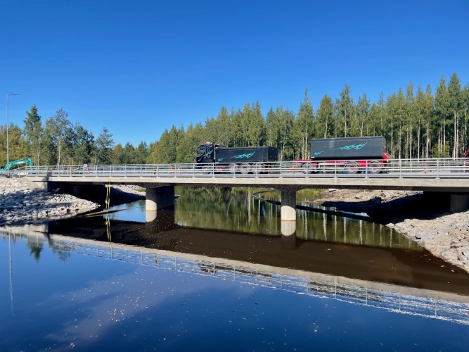 Den nya bron över Esse å. Vatten rinner under bron, en lastbil kör på bron.