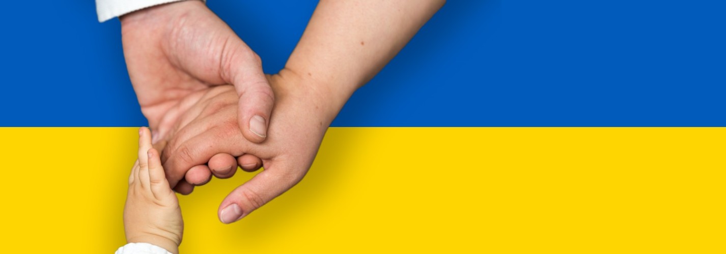 I bakgrunden Ukrainas flagga i blått och gult. Framför tre händer som håller i varandra. En barnhand.