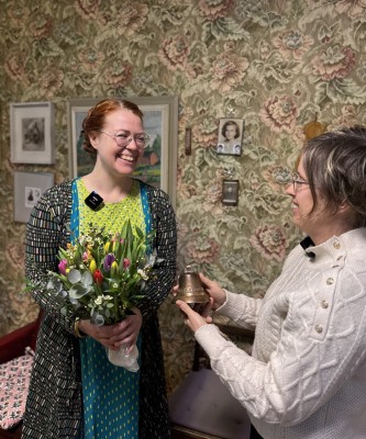 Charlotta Kerbs tar emot kulturpriset, en vällingklocka, av kultur- och välfärdschefen.