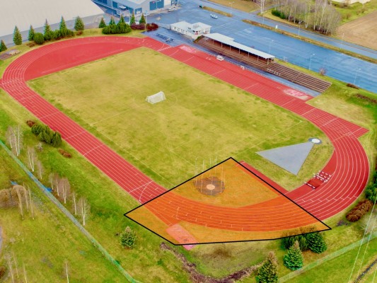 En flygbild över sportplanen, där det berörda byggområdet är utmärkt med linje och orange färg.