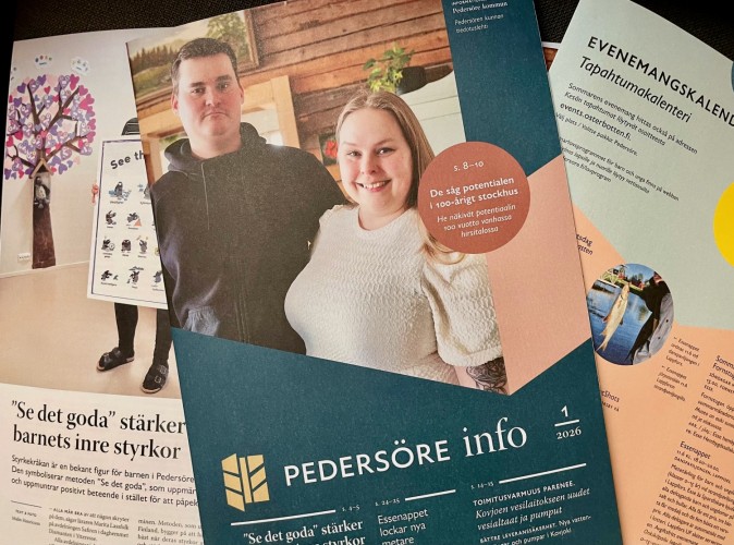 Pärmbilden av Pedersöre info. Domineras av en bild på ett par i sitt hem.