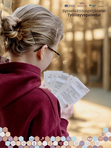 Ryggen, huvud och nacke av en ung person som håller i en bunt broschyrer som föreställer sysselsättningssedeln som artikeln handlar om.