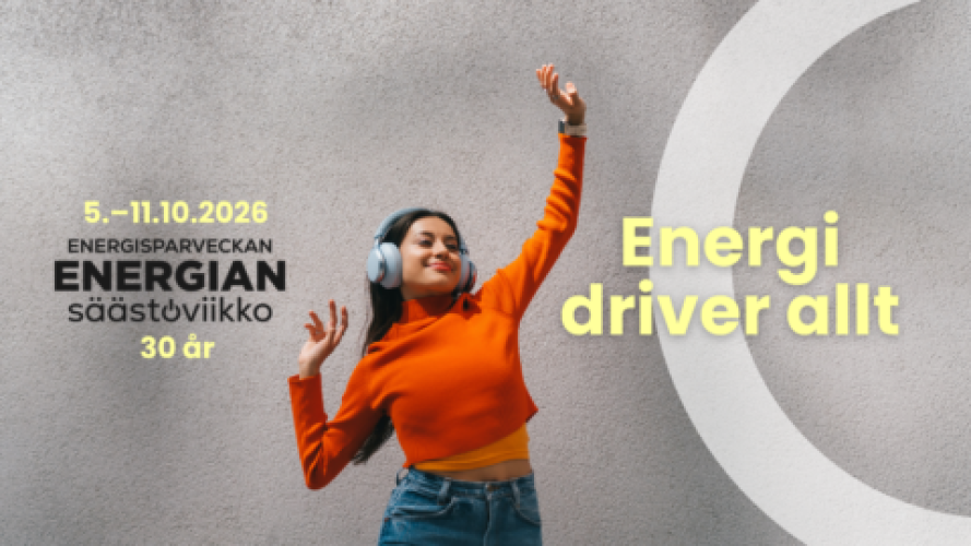 En nöjd kvinna med hörlurar sträcker upp ena handen i luften. Text om energiveckans tidpunkt och tema: Energi driver allt.