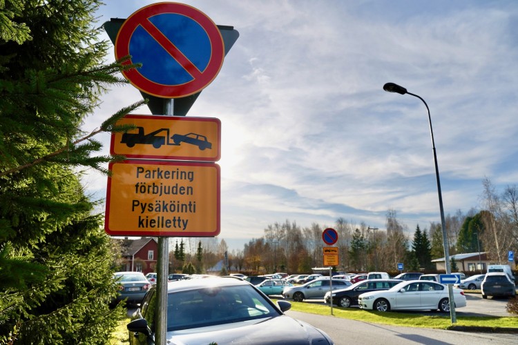 Parkering förbjuden-skylt på Stationsvägen.