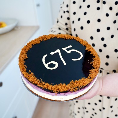 Jubileumsbakelsen, en cheesecake med tre lager fyllning. Överst står siffrorna 675.