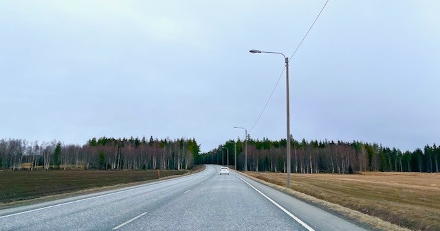 Valtatie 8 Edsevössä. Auto ajaa maantiellä.