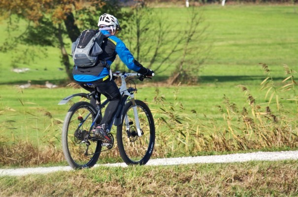 En cyklist på en cykelväg.