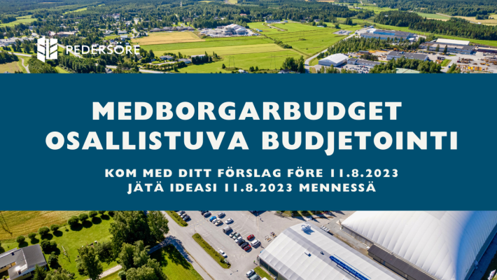 Juliste, jossa lukee: Medborgarbudget, osallistuva budjetointi. Kom med ditt förslag före 11.8.2023. Jätä ideasi 11.8.2023 mennessä. Taustakuvana yleiskuva Pedersören urheilukeskuksen yleisurheilukentästä, parkkipaikka ja jäähalli.