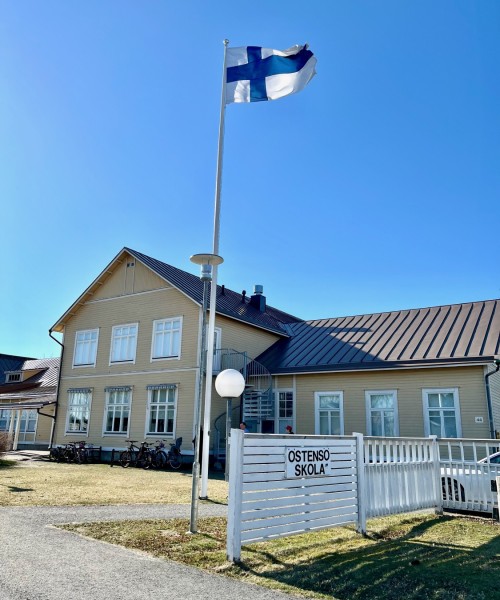 Suomen lippu on nostettu tankoon Östensö skolan ulkopuolella.