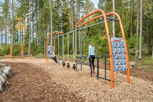 Kaksi ihmistä treenaa Sandsundin ulkokuntosalilla.