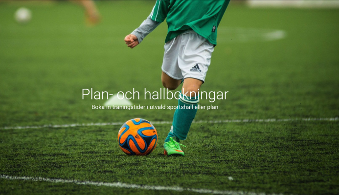 Nuori jalkapalloilija potkaisee pallon jalkapallokentällä. Kuvassa ruotsinkielinen teksti: Plan- och hallbokningar. 