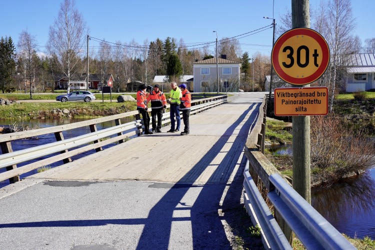 Yleiskuva sillasta, oikealle painorajoituskyltti 30 tonnia.