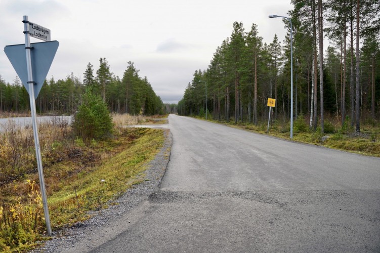 Kuva on Lodentieltä, Skutnabbatien liittymän kohdalta. Tien molemmilla puolilla on metsä.