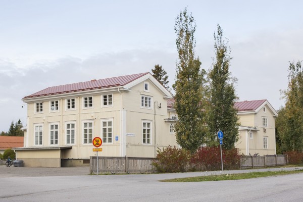 Pännäisissä sijaitseva Bennäs skola.