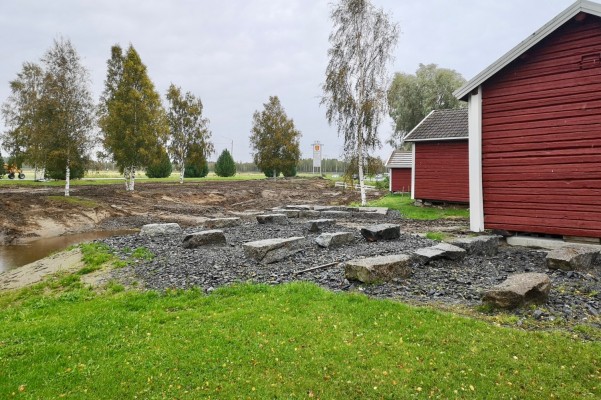 Ankdammen-alue Pännäisissä. Osa lammesta näkyy, sekä jälkiä kaivinkoneen työstä.