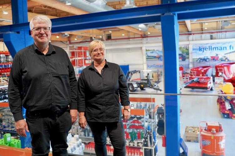 Yrittäjäpari Tomas ja Sonja Kjellman seisovat omassa liikkeessään.