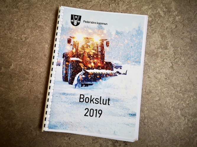 Bokslutsboken 2019. Snöplog på pärmbilden.