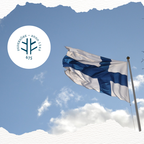 Finlands flagga och Pedersöres 675-årsjubileumslogo.
