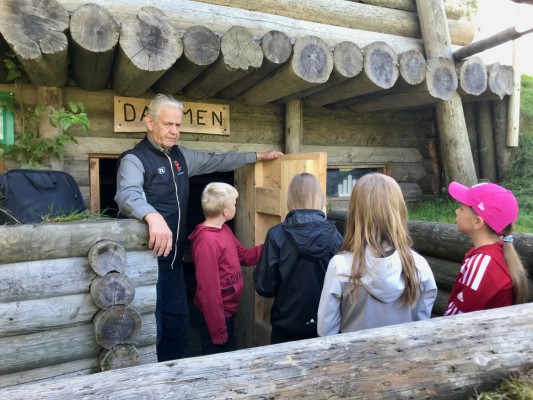 Guiden Bertel Widjeskog står i dörren vid korsun. Fyra elever väntar på att få titta in i korsun.