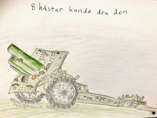 En teckning av kanonen. På bilden står "Åtta hästar kunde dra den".