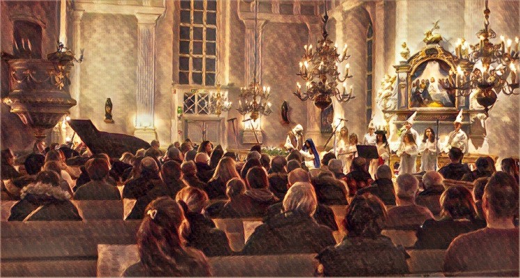 Konsertbild från Pedersöre kyrka. Folk sitter i kyrkbänkarna, lucia uppträder.