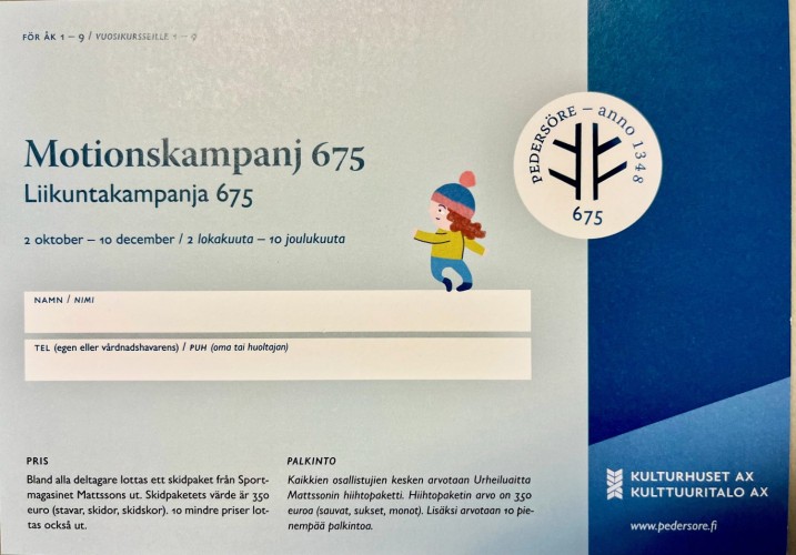 675. liikuntakampanjan tuloskortti. Juhlavuoden logo, piirretty juokseva hahmo ja kentät, joihin osallistujat voivat kirjoittaa nimensä ja puhelinnumeronsa. Kampanjan säännöt on kirjoitettu korttiin..