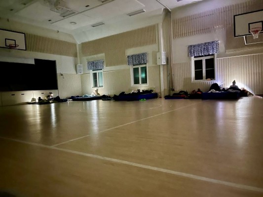 Lepplax skolan liikuntasalissa oppilaat ovat petanneet "sänkynsä" lukuyötä varten.