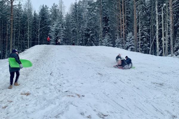 Några barn åker pulka i den nya pulkbacken.