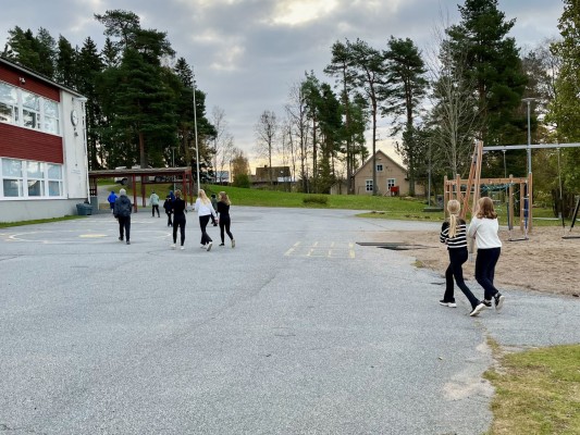 Barn springer på en skolgård.