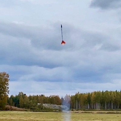 Bild från en raketuppskjutning utomhus.