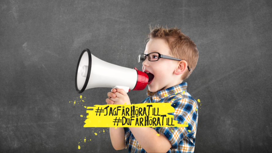 En pojke med en megafon framför munnen. På bilden står texten: Jag får höra till, du får höra till.
