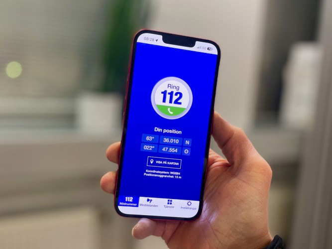 En mobiltelefon med 112-appen öppen. På skärmen står nödnumret 112.