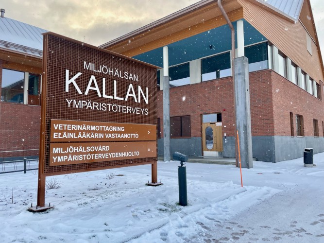 Miljöhälsan Kallans hus och skylten framför huset.