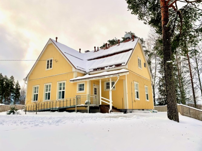 Lappfors daghem fotograferad från gården, vinterbild.