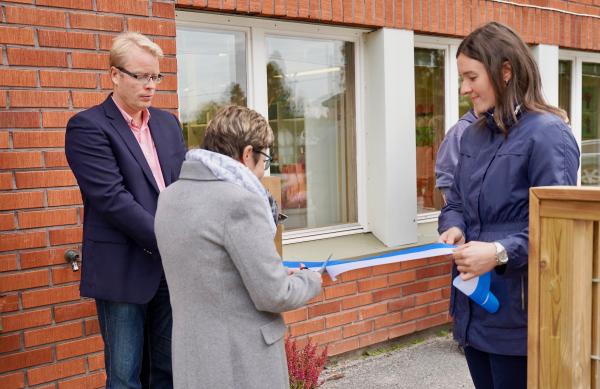 Rektorerna Mika Järvinen, Hanna Molander och daghemsföreståndaren Carola Koivu.
