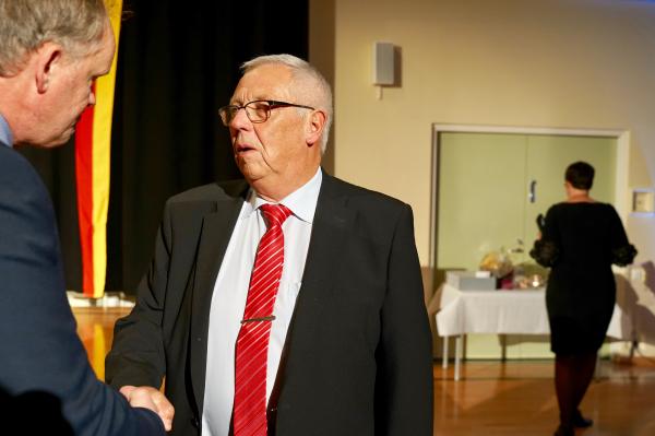 Henrik Sandberg skakar hand med en gäst som tackar för festen.