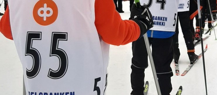 Barn i rad väntar på att skidtävling ska starta