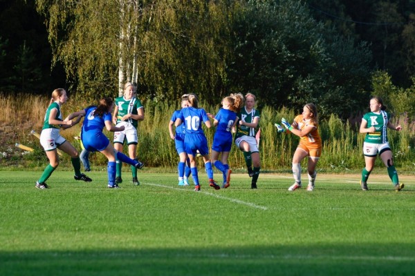 Tytöt pelaavat jalkapalloa