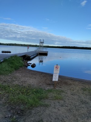 Badstrand med skylt