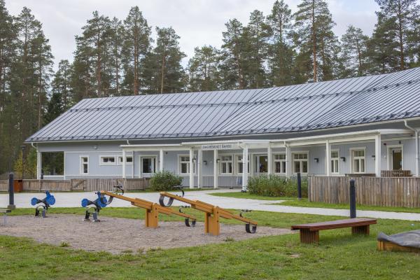 Gungbräden, gunghästar och en bänk framför daghemmet Bamse.