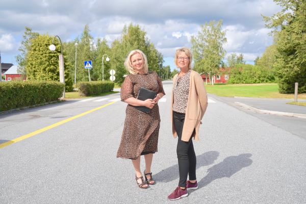 Johanna Holmäng och Catarina Herrmans står på Skrufvilagatan i Bennäs.