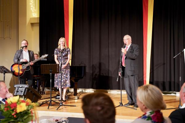 Henrik Sandberg står på scenen i Anderssensalen med musikerna.