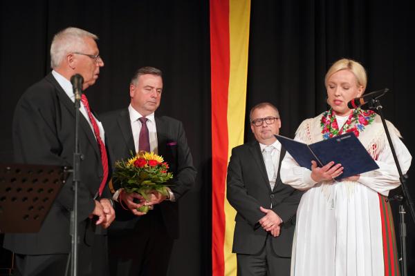 Johanna Holmäng läser upp motiveringarna till hederstiteln åt kommunalrådet.