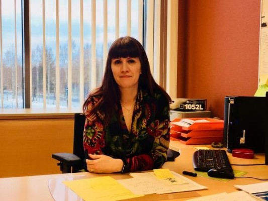 Heidi Storbacka sitter vid sitt skrivbord